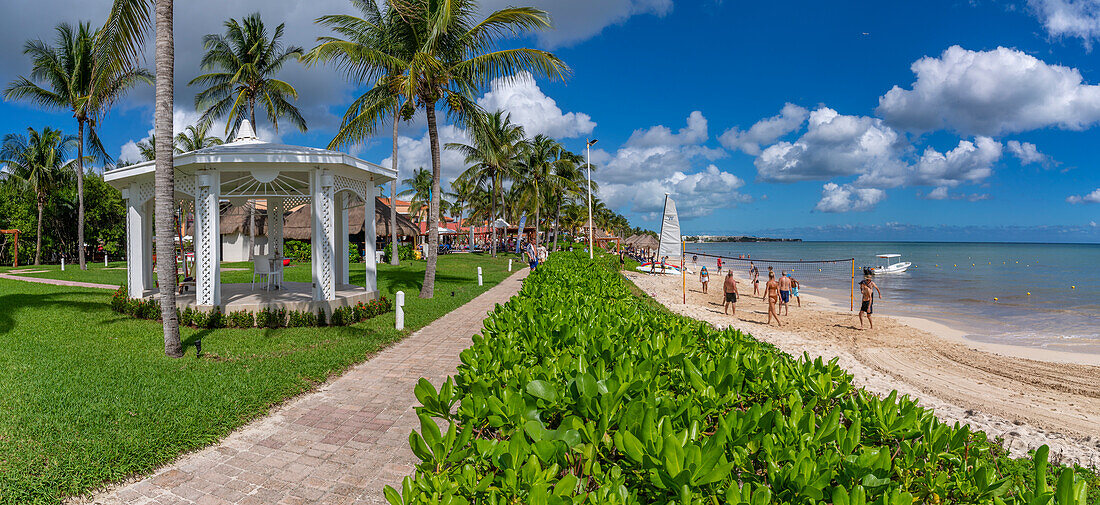 Blick auf Hotel und Strand bei Puerto Morelos, Quintana Roo, Karibikküste, Yucatan-Halbinsel, Riviera Maya, Mexiko, Nordamerika