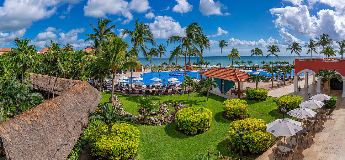 Blick auf Hotel und Meer bei Puerto Morelos, Quintana Roo, Karibikküste, Yucatan-Halbinsel, Riviera Maya, Mexiko, Nordamerika