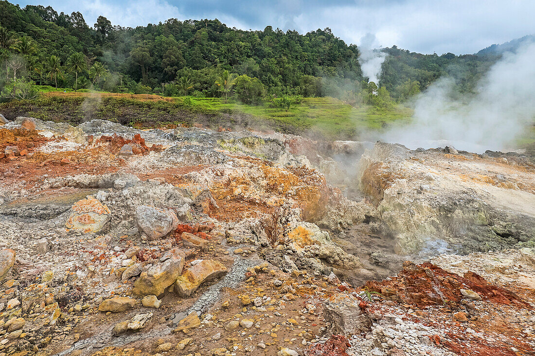 Schwefel und andere Mineralien in einem aktiven Fumarolenfeld am Linow-See, einer vulkanischen Attraktion südlich der Stadt Tomohon, Linow-See, Tomohon, Nordsulawesi, Indonesien, Südostasien, Asien