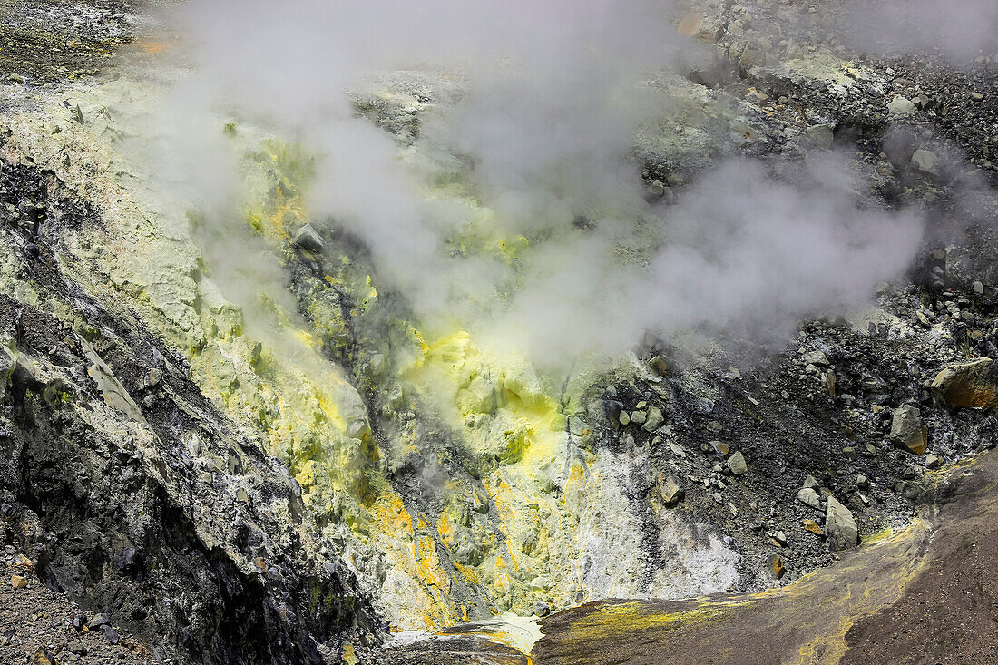 Dampfende Fumarole mit Schwefelablagerungen im aktiven Krater Tompaluan am Vulkan Mount Lokon nahe der Stadt Tomohon, Gunung Lokon, Tomohon, Nordsulawesi, Indonesien, Südostasien, Asien