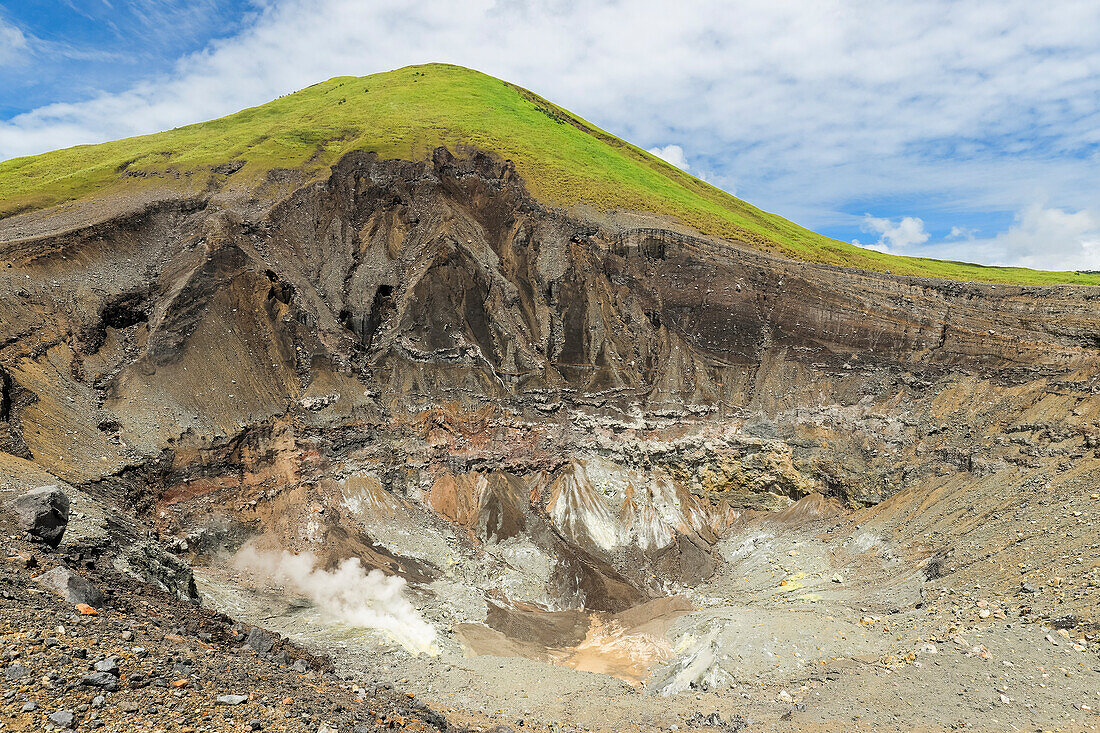 Dampfende Fumarolen, Schwefel und vulkanische Schichten im aktiven Krater Tompaluan am Vulkan Lokon nahe der Stadt Tomohon, Gunung Lokon, Tomohon, Nordsulawesi, Indonesien, Südostasien, Asien