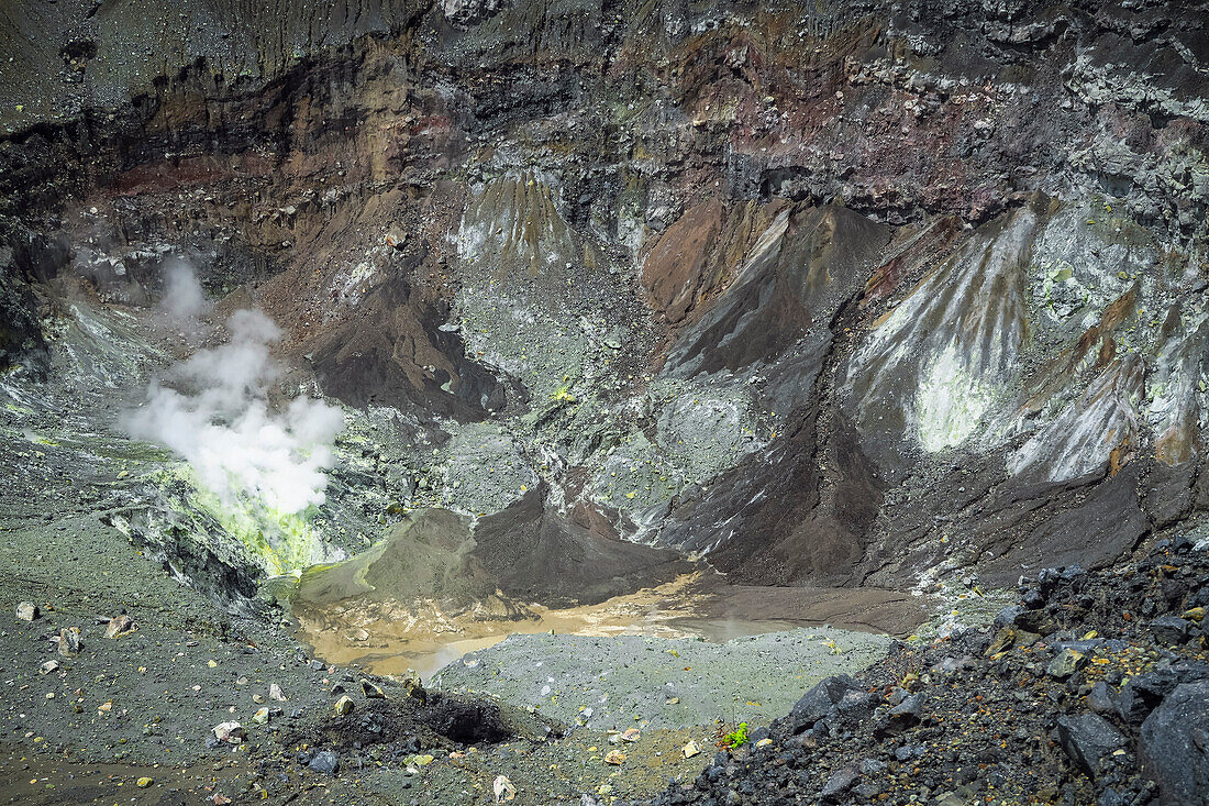 Schwefelhaltige Fumarolen und vulkanische Schichten im aktiven Krater Tompaluan an der Flanke des Vulkans Mount Lokon nahe der Stadt Tomohon, Gunung Lokon, Tomohon, Nordsulawesi, Indonesien, Südostasien, Asien Indonesien