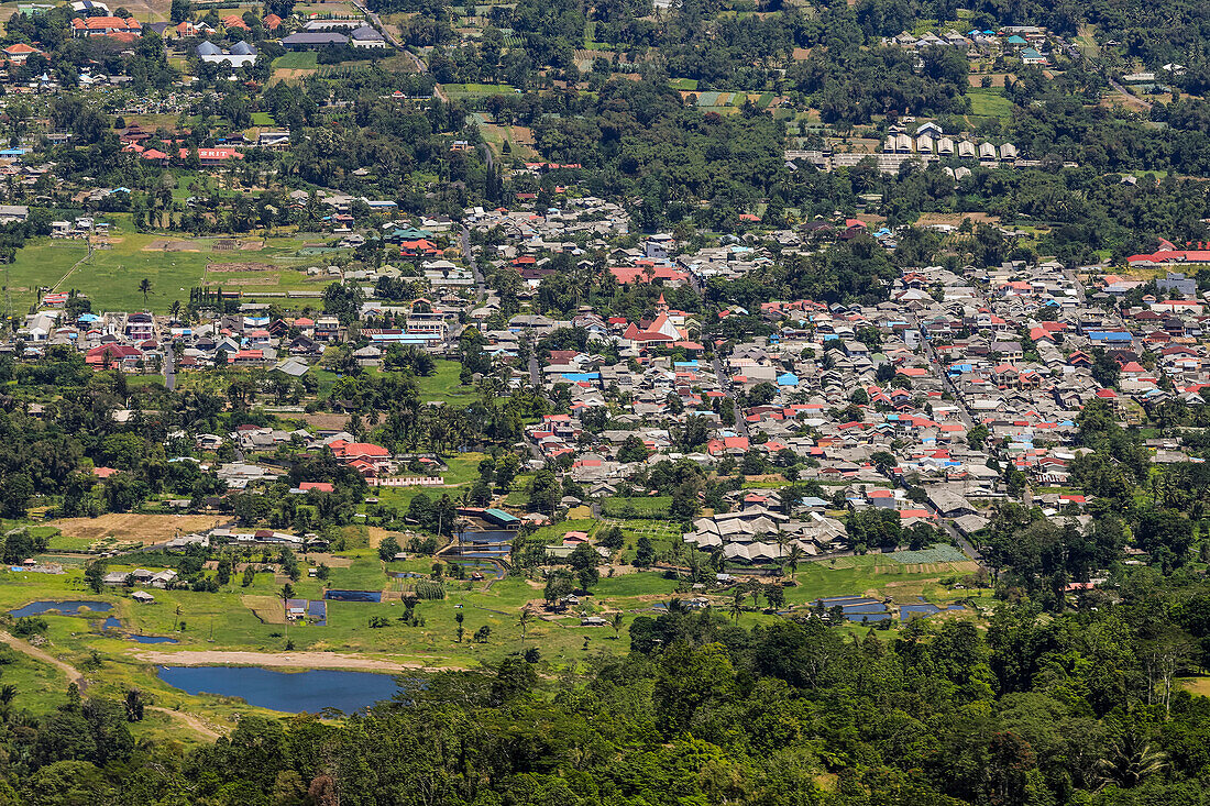 Tomohon City, in der Nähe von vier Vulkanen gelegen, von denen zwei aktiv sind, bekannt für sein Blumenfest und den Extremitätenmarkt, Tomohon, Nordsulawesi, Indonesien, Südostasien, Asien