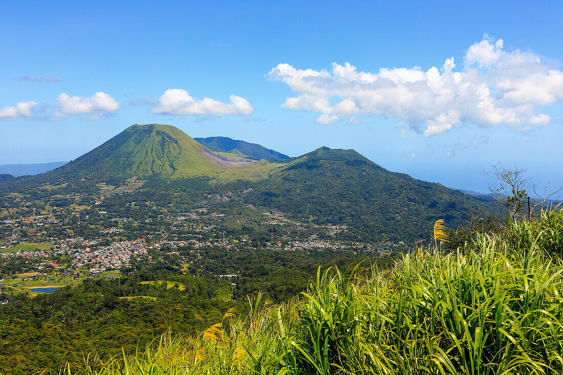 Die Berge Lokon links und Empung, mit dem aktiven Krater Tompaluan auf dem Sattel dazwischen, zwei Vulkane nahe der Stadt Tomohon, Gunung Lokon, Tomohon, Nordsulawesi, Indonesien, Südostasien, Asien