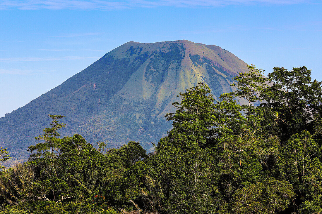 Der Gipfel des Mount Lokon, eines Stratovulkans mit dem aktiven Krater Tompaluan an seiner Flanke, nahe der Stadt Tomohon, Gunung Lokon, Tomohon, Nordsulawesi, Indonesien, Südostasien, Asien