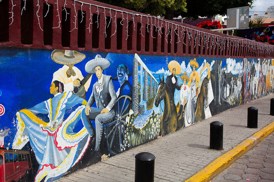 Wandbild, bunte Straßenkunst, Avenida Hidalgo, Atlixco, Pueblos Magicos, Bundesstaat Puebla, Mexiko, Nordamerika