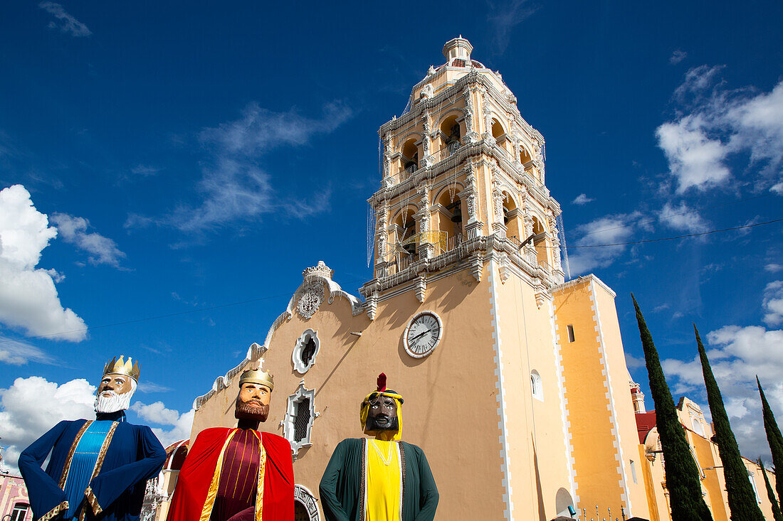 Statuen der Heiligen Drei Könige im Vordergrund, Kirche Santa Maria de la Natividad, 1644, Atlixco, Pueblos Magicos, Bundesstaat Puebla, Mexiko, Nordamerika