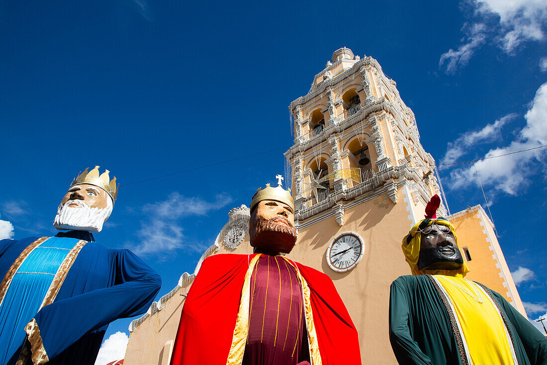 Statuen der Heiligen Drei Könige im Vordergrund, Kirche Santa Maria de la Natividad, 1644, Atlixco, Pueblos Magicos, Bundesstaat Puebla, Mexiko, Nordamerika