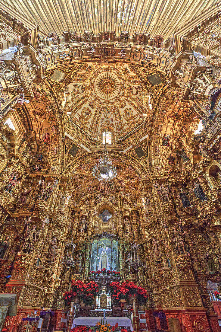 Statue der Jungfrau von Ocotlan, mehrfarbige Figuren, Apsis, Innenraum, Basilika Unserer Lieben Frau von Ocotlan, Stadt Tlaxcala, Bundesstaat Tlaxcal, Mexiko, Nordamerika