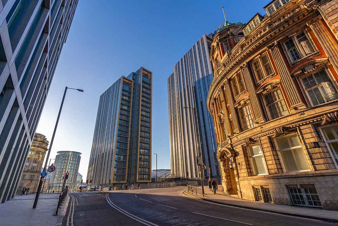 Blick auf traditionelle und zeitgenössische Architektur in der Corporation. Street, Manchester, Lancashire, England, Vereinigtes Königreich, Europa