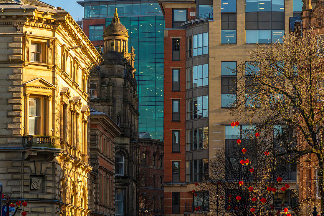 Blick auf viktorianische Architektur und zeitgenössische Architektur, Manchester, Lancashire, England, Vereinigtes Königreich, Europa