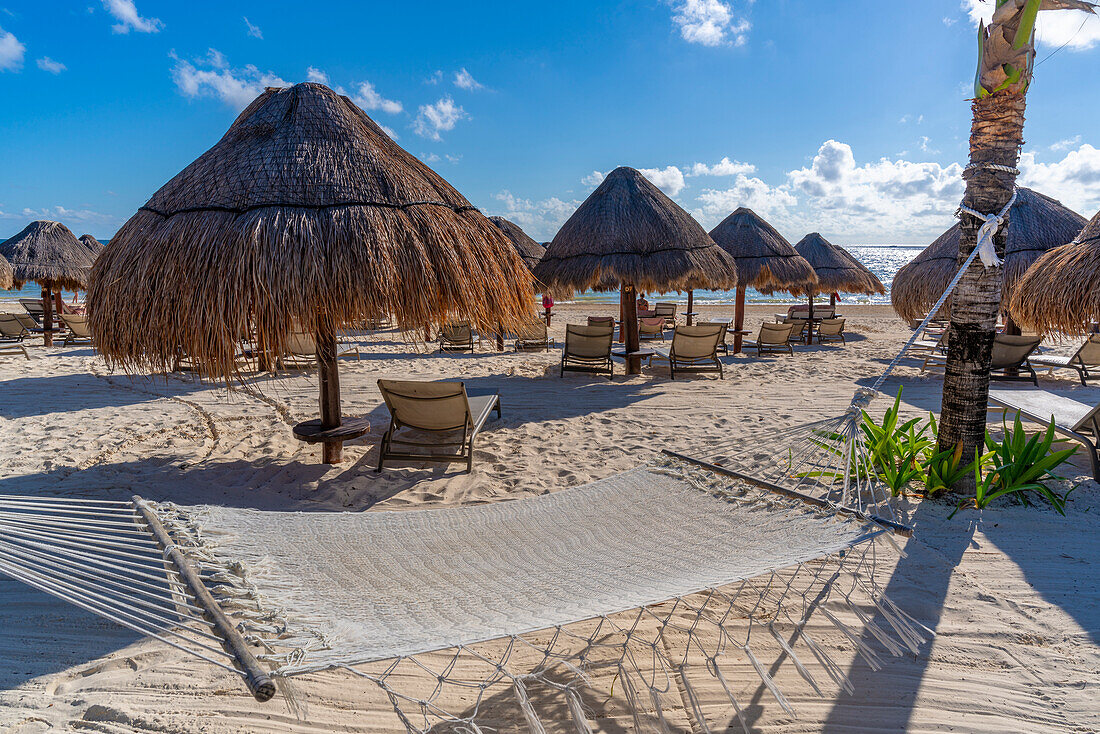 Blick auf eine Hängematte am Strand von Puerto Morelos, Karibikküste, Yucatan-Halbinsel, Riviera Maya, Mexiko, Nordamerika