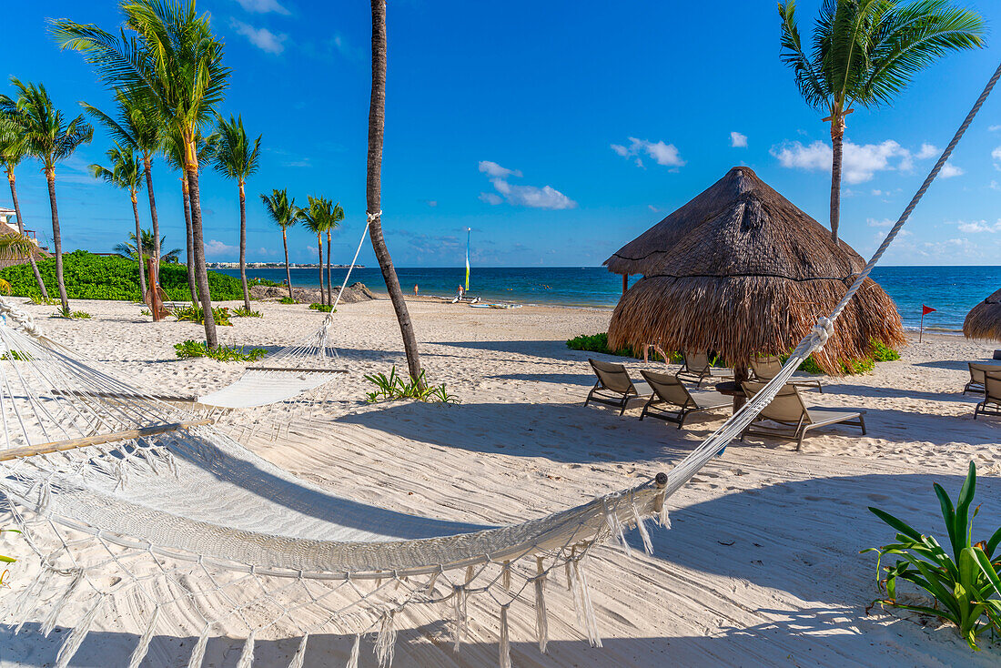 Blick auf eine Hängematte am Strand von Puerto Morelos, Karibikküste, Yucatan-Halbinsel, Riviera Maya, Mexiko, Nordamerika