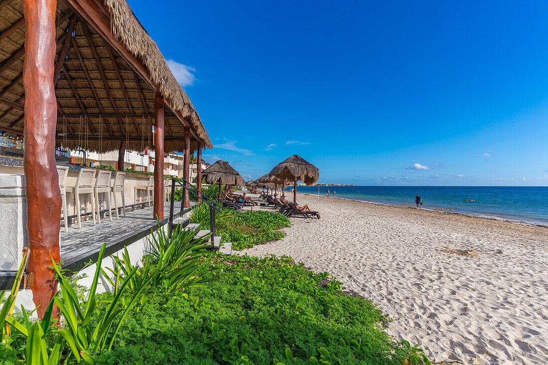 Blick auf Strand und Sonnenschirme in Puerto Morelos, Karibikküste, Yucatan-Halbinsel, Riviera Maya, Mexiko, Nordamerika