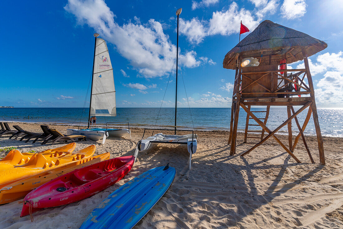 Blick auf Strand und Rettungsschwimmerturm in Puerto Morelos, Karibikküste, Halbinsel Yucatan, Riviera Maya, Mexiko, Nordamerika