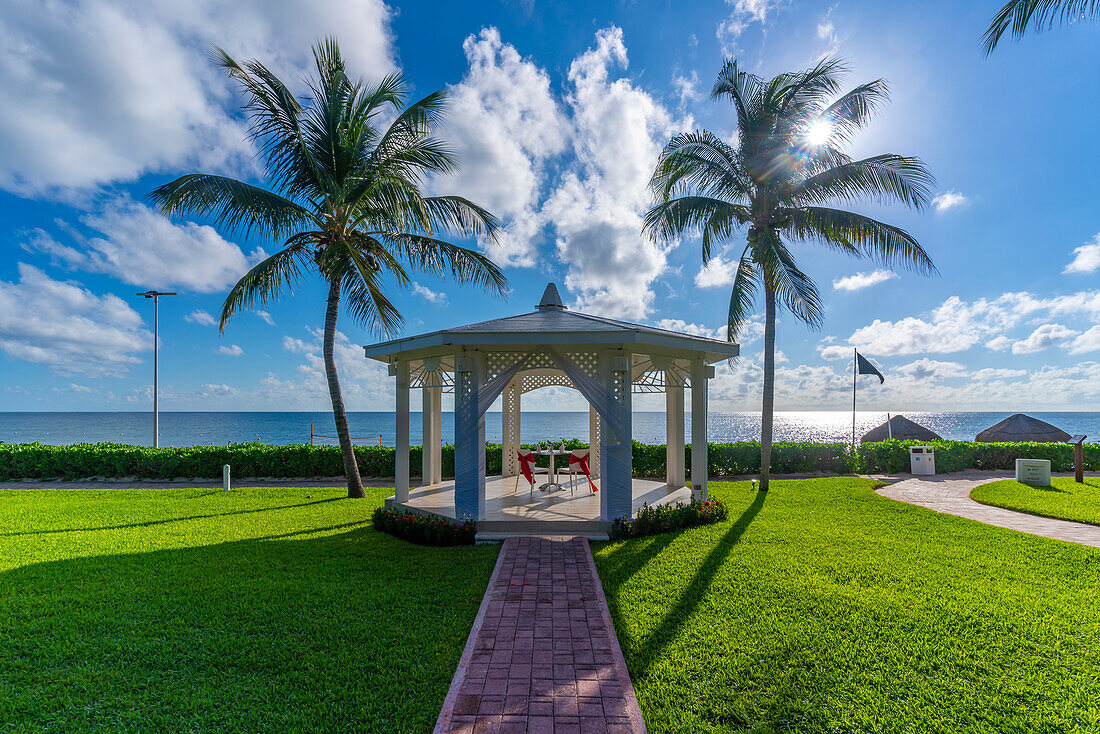 Blick auf Hochzeits-Pergola bei Puerto Morelos, Karibikküste, Halbinsel Yucatan, Riviera Maya, Mexiko, Nordamerika