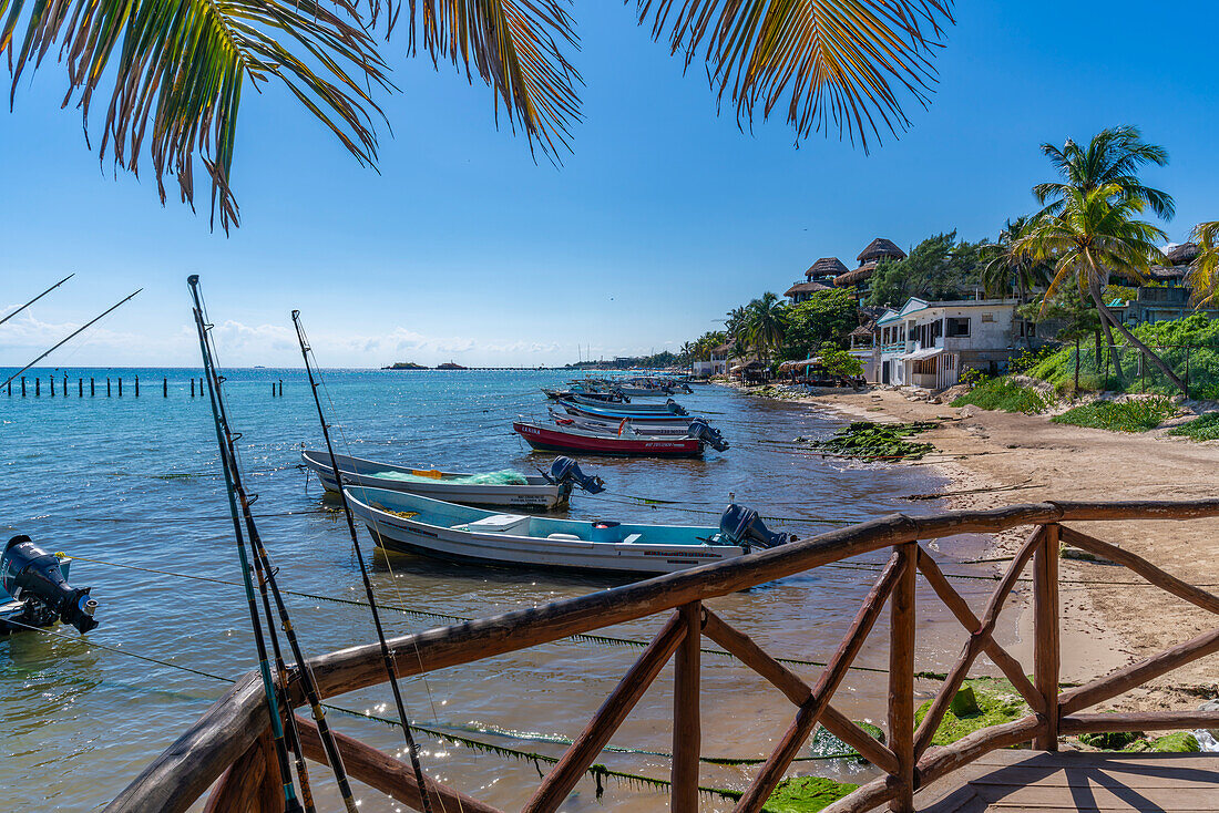 Blick auf kleine Boote im Hafen, Playa del Carmen, Karibikküste, Yucatan-Halbinsel, Riviera Maya, Mexiko, Nordamerika