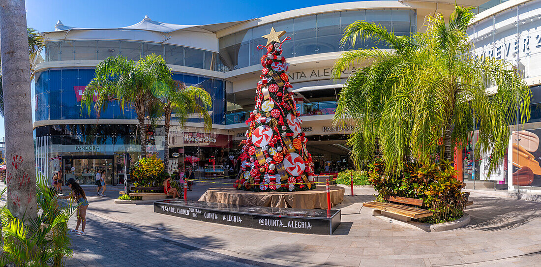 Blick auf Geschäfte und Weihnachtsbaum in der 5th Avenue, Playa del Carmen, Karibikküste, Yucatan-Halbinsel, Riviera Maya, Mexiko, Nordamerika