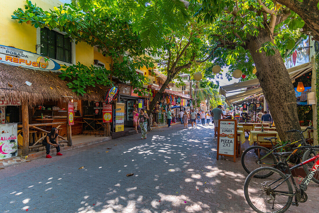 View of shops on 5th Avenue, Playa del Carmen, Caribbean Coast, Yucatan Peninsula, Riviera Maya, Mexico, North America