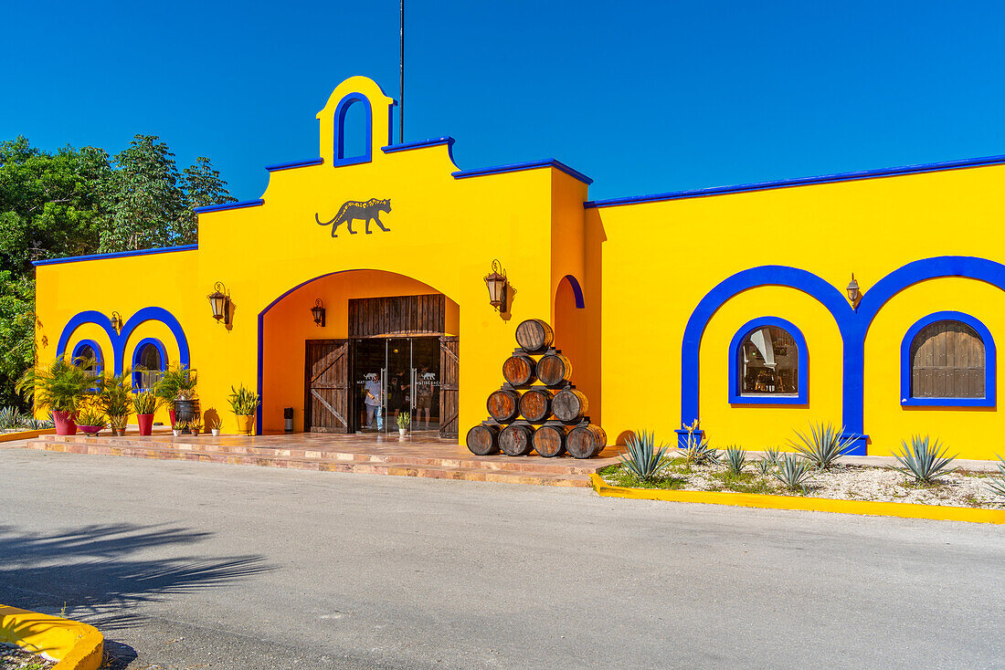 Blick auf ein Schmuck- und Tequila-Outlet bei Puerto Morelos, Karibikküste, Halbinsel Yucatan, Riviera Maya, Mexiko, Nordamerika