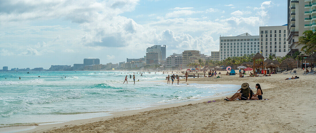 Blick auf Hotels und Strand, Hotel Zone, Cancun, Karibikküste, Halbinsel Yucatan, Riviera Maya, Mexiko, Nordamerika