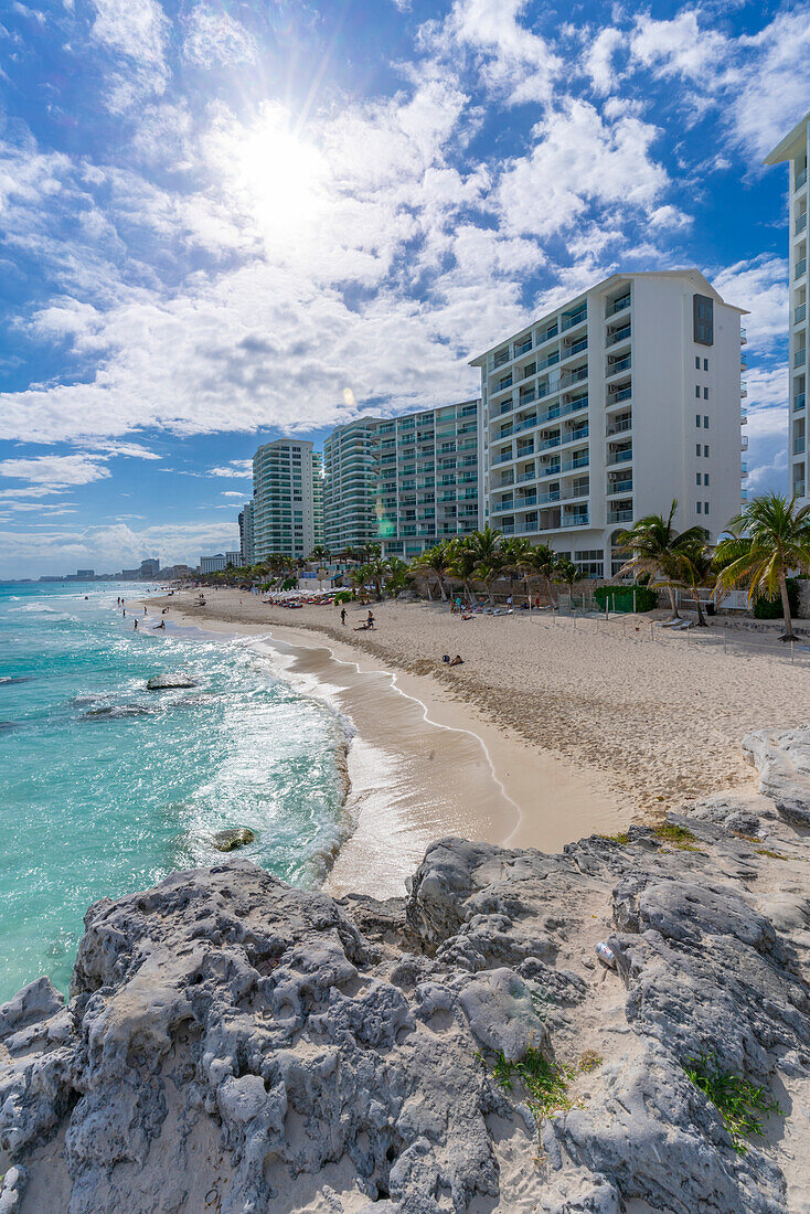 Blick auf Hotels und Strand, Hotel Zone, Cancun, Karibikküste, Halbinsel Yucatan, Riviera Maya, Mexiko, Nordamerika