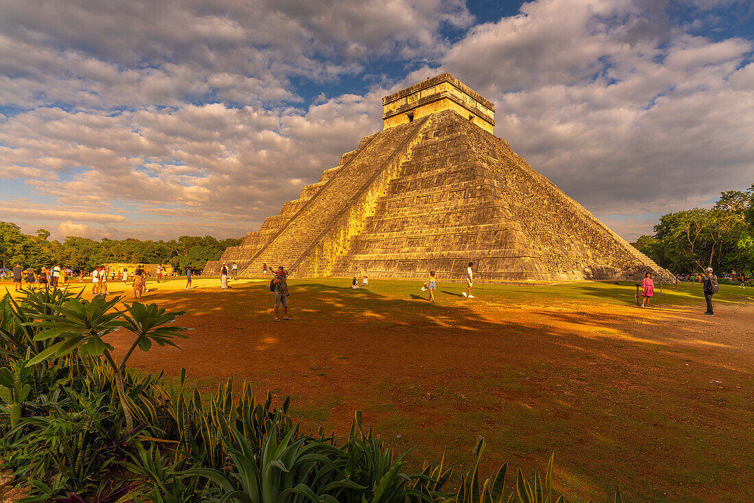 Blick auf El Castillo (Die Pyramide des Kukulkan), Maya-Ruine, Chichen Itza, UNESCO-Weltkulturerbe, Bundesstaat Yucatan, Yucatan-Halbinsel, Mexiko, Nordamerika