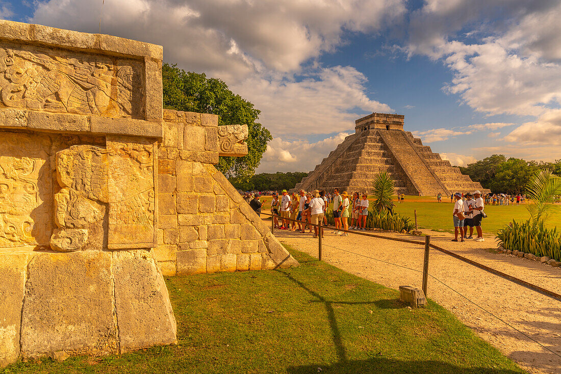 Blick auf El Castillo (Die Pyramide des Kukulkan), Maya-Ruine, Chichen Itza, UNESCO-Weltkulturerbe, Bundesstaat Yucatan, Yucatan-Halbinsel, Mexiko, Nordamerika