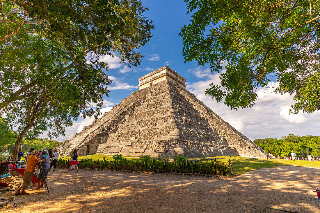 Blick auf El Castillo (Die Pyramide des Kukulkan), Maya-Ruine, Chichen Itza, UNESCO-Weltkulturerbe, Bundesstaat Yucatan, Yucatan-Halbinsel, Mexiko, Nordamerika