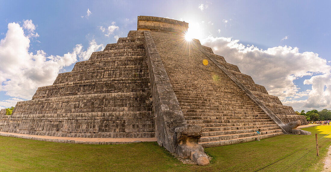 Blick auf El Castillo (Die Pyramide des Kukulkan), Maya-Ruine, Chichen Itza, UNESCO-Weltkulturerbe, Bundesstaat Yucatan, Yucatan-Halbinsel, Mexiko, Nordamerika