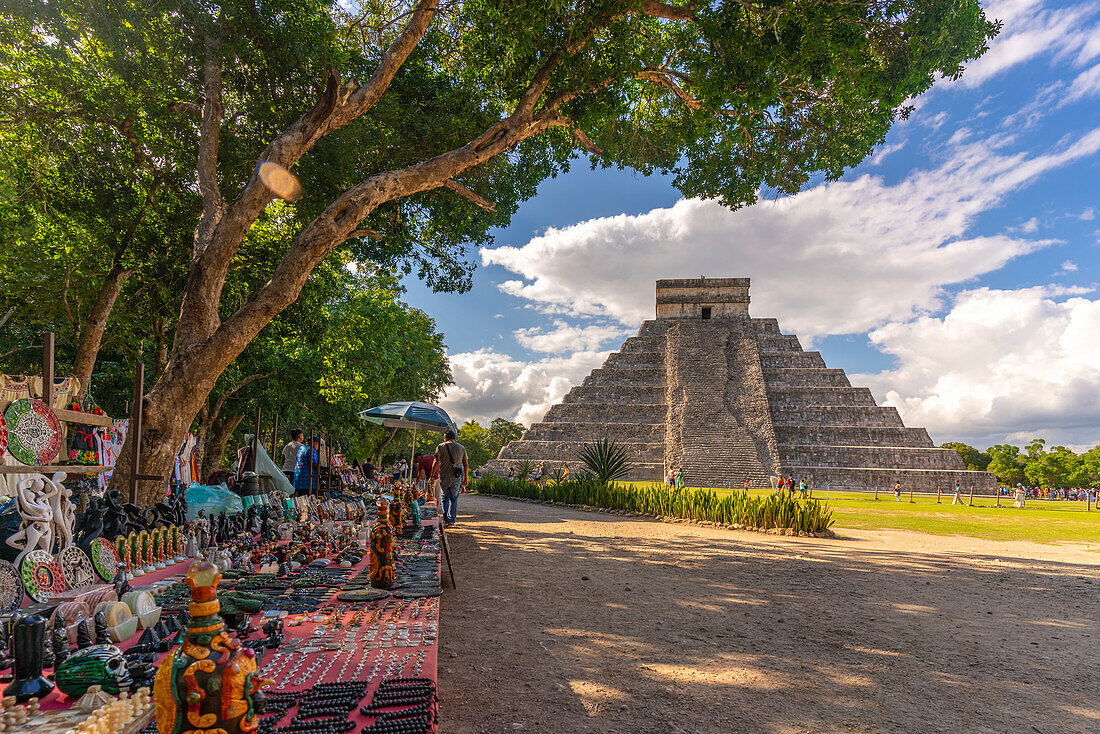 Blick auf El Castillo (Die Pyramide des Kukulkan), Maya-Ruine, Chichen Itza, UNESCO-Weltkulturerbe, Bundesstaat Yucatan, Yucatan-Halbinsel, Mexiko, Nordamerika