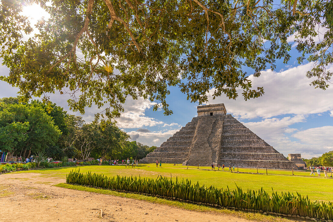 Blick auf El Castillo (Die Pyramide des Kukulkan), Maya-Ruine, Chichen Itza, UNESCO-Weltkulturerbe, Bundesstaat Yucatan, Yucatan-Halbinsel, Mexiko, Nordamerika