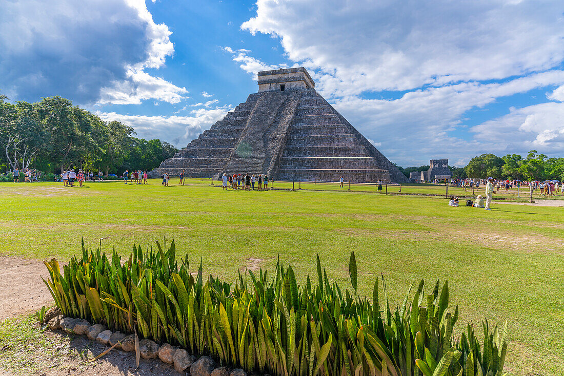 View of El Castillo (The Pyramid of Kukulkan), Mayan Ruin, Chichen Itza, UNESCO World Heritage Site, Yucatan State, Yucatan Peninsula, Mexico, North America