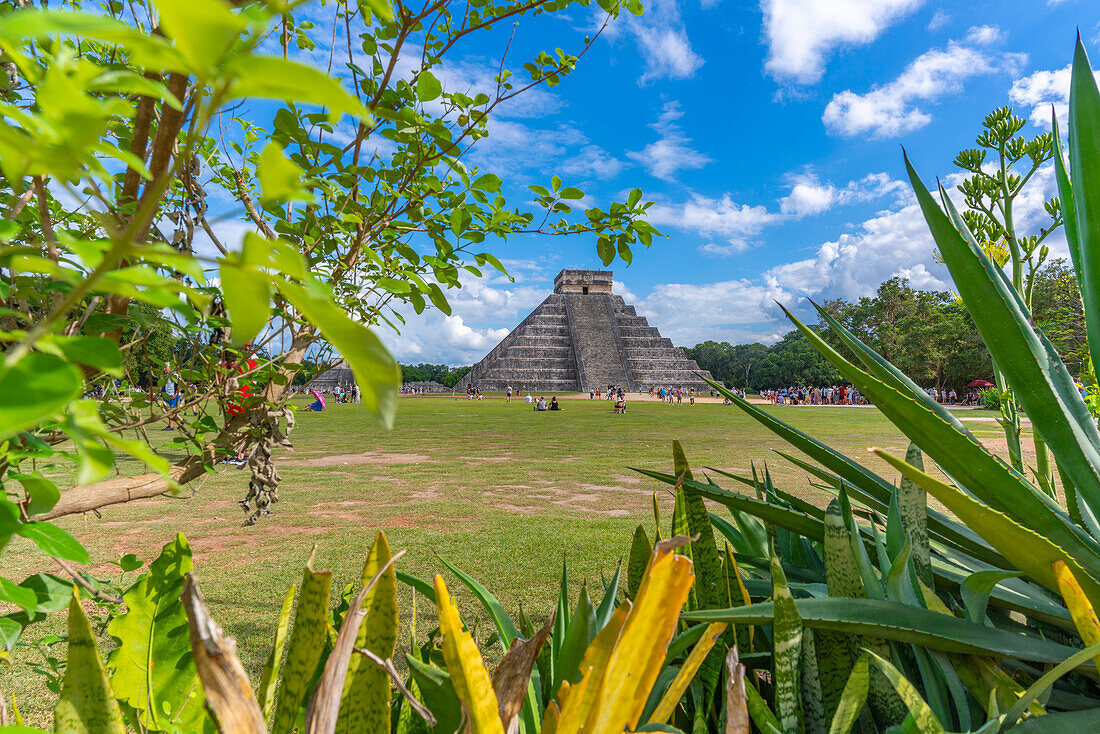 Blick auf El Castillo (Die Pyramide des Kukulkan), Maya-Ruine, Chichen Itza, UNESCO-Weltkulturerbe, Bundesstaat Yucatan, Yucatan-Halbinsel, Mexiko, Nordamerika