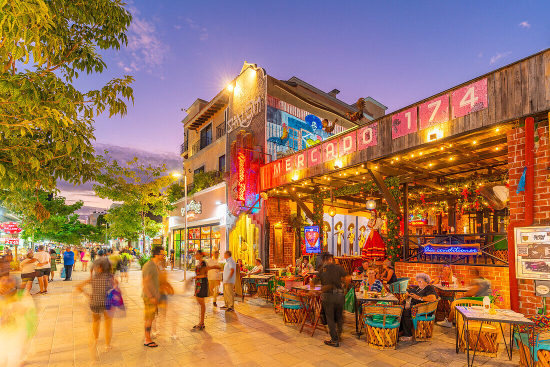 View of busy 5th Avenue at dusk, Playa del Carmen, Quintana Roo, Caribbean Coast, Yucatan Peninsula, Riviera Maya, Mexico, North America