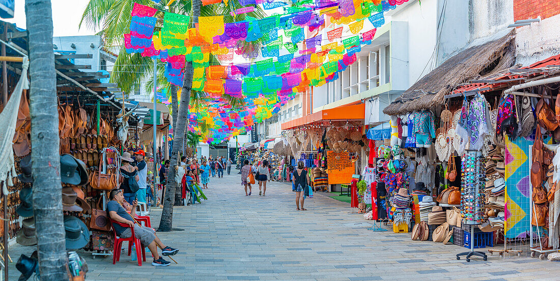 Blick auf die belebte 5th Avenue, Playa del Carmen, Quintana Roo, Karibikküste, Yucatan-Halbinsel, Riviera Maya, Mexiko, Nordamerika