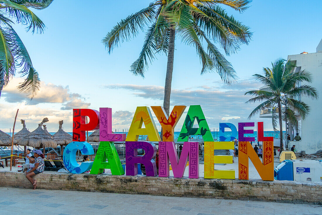 Blick auf das Schild mit den Buchstaben Playa Del Carmen auf der 5th Avenue, Playa del Carmen, Quintana Roo, Karibikküste, Yucatan-Halbinsel, Riviera Maya, Mexiko, Nordamerika