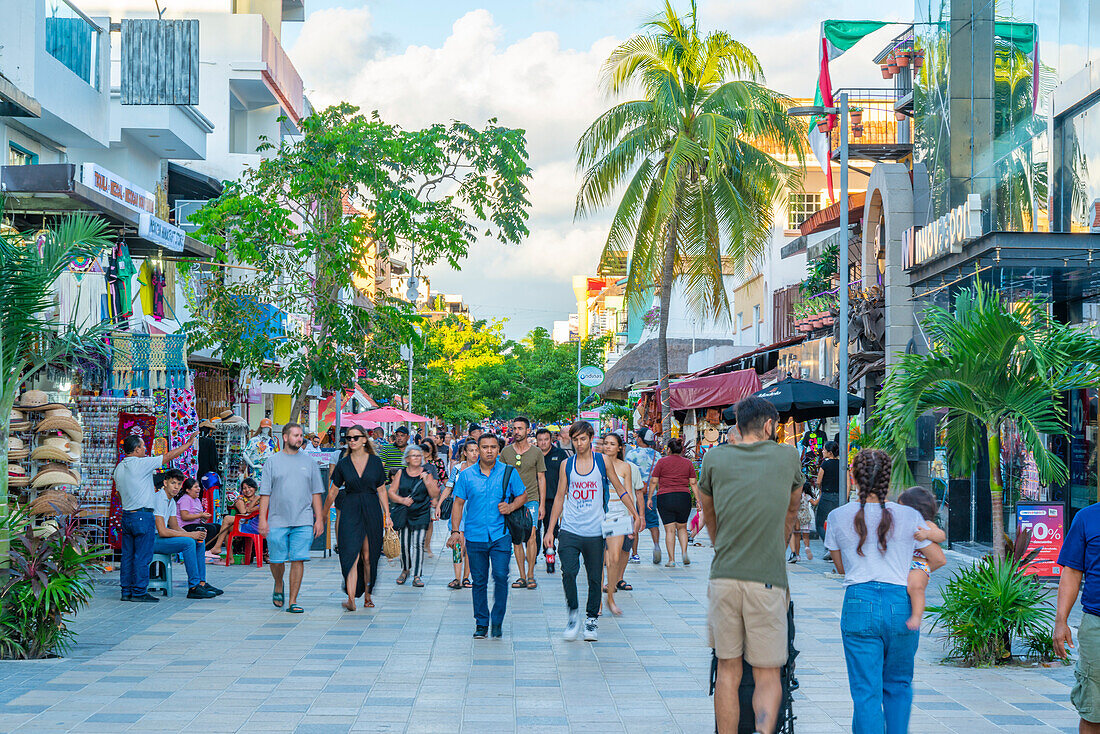 Blick auf die belebte 5th Avenue, Playa del Carmen, Quintana Roo, Karibikküste, Yucatan-Halbinsel, Riviera Maya, Mexiko, Nordamerika