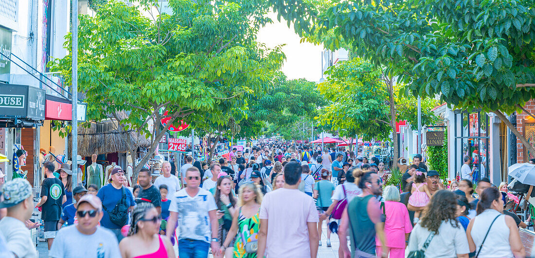 View of busy 5th Avenue, Playa del Carmen, Quintana Roo, Caribbean Coast, Yucatan Peninsula, Riviera Maya, Mexico, North America