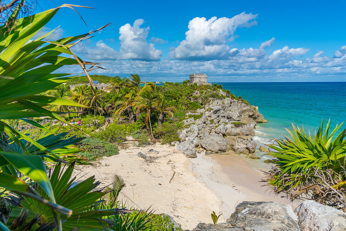 Blick auf Maya-Tempelruinen mit Blick auf das Meer, Tulum, Quintana Roo, Karibikküste, Halbinsel Yucatan, Riviera Maya, Mexiko, Nordamerika