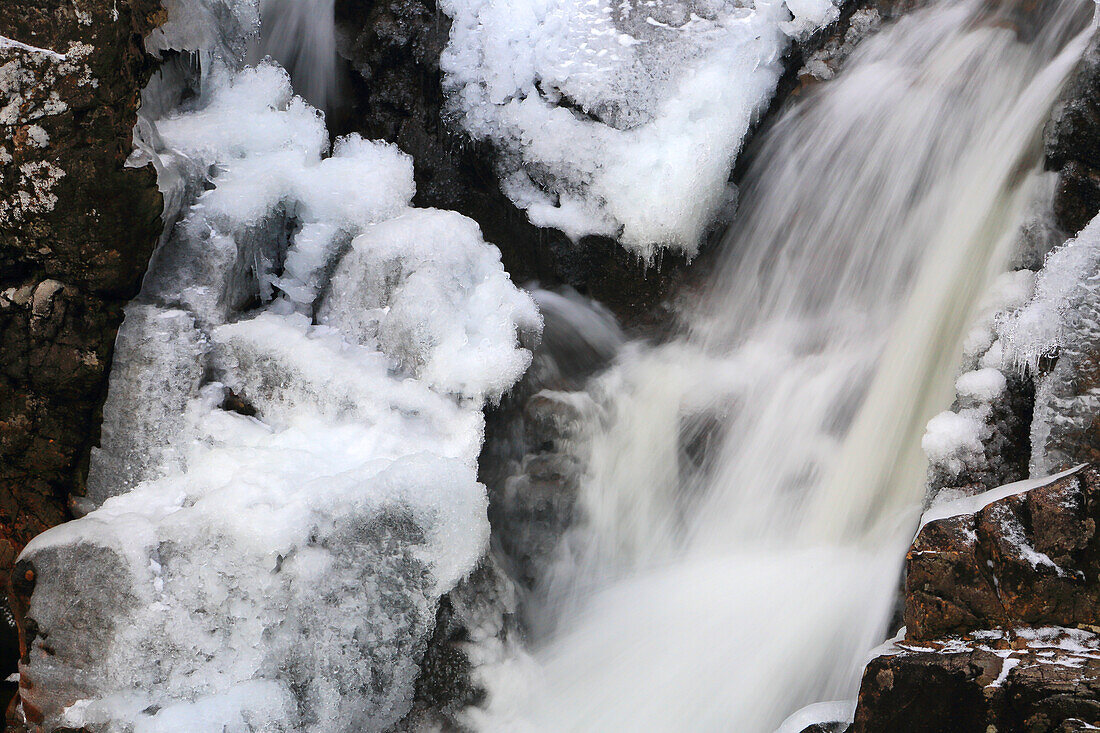 Wasserfall im Winter Detail, River Coupall, Rannoch Moor, Schottland, Vereinigtes Königreich, Europa