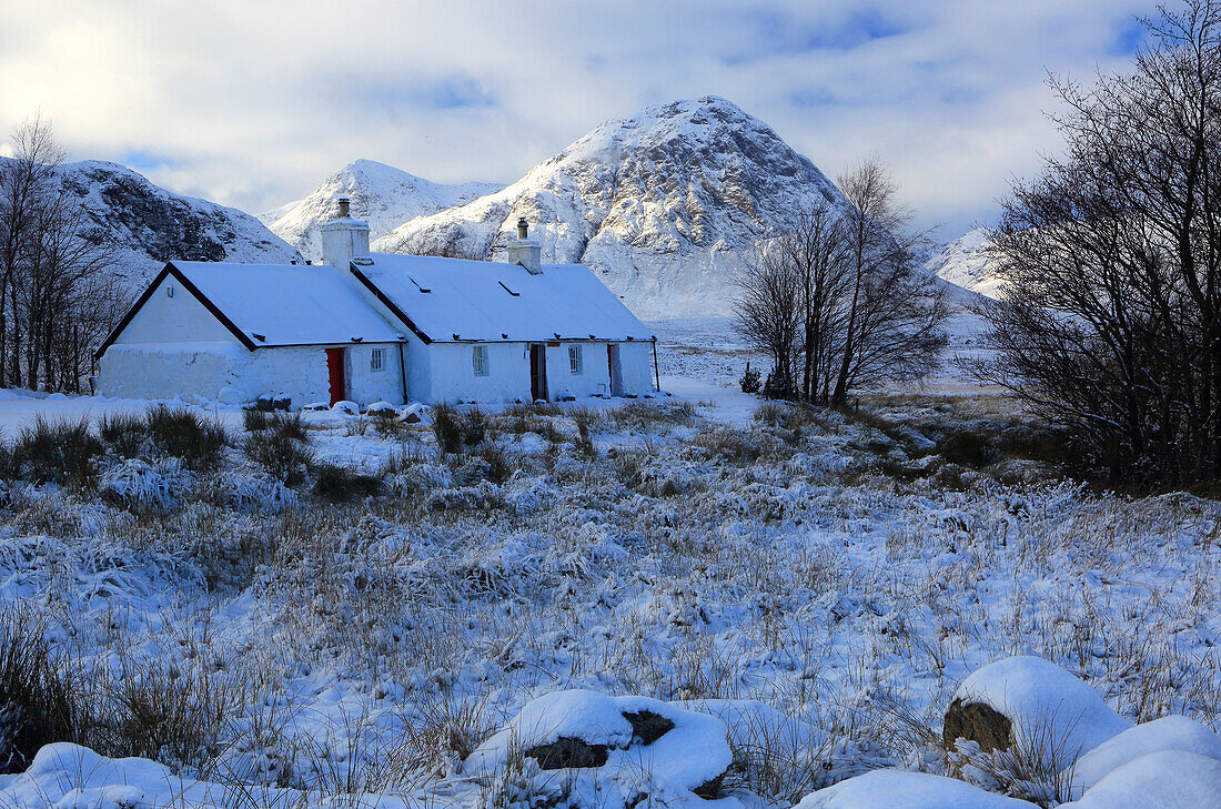 Black Rock Cottage im Winter, Rannoch Moor, Highland, Schottland, Vereinigtes Königreich, Europa