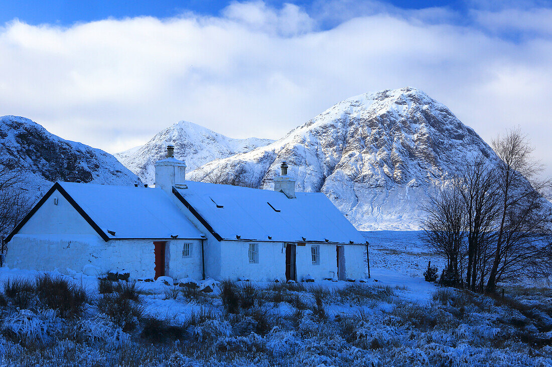 Black Rock Cottage im Winter, Rannoch Moor, Highland, Schottland, Vereinigtes Königreich, Europa