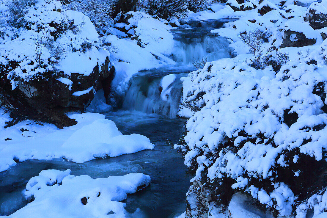 Schnee und Eis Detail, Fluss Coupall, Glen Etive, Highland, Schottland, Vereinigtes Königreich, Europa