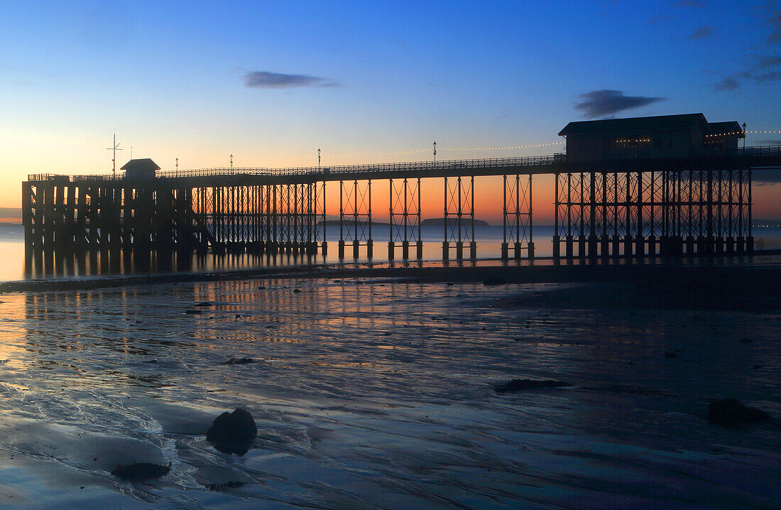 Penarth Pier bei Sonnenaufgang, Penarth, Vale of Glamorgan, Südwales, Vereinigtes Königreich, Europa