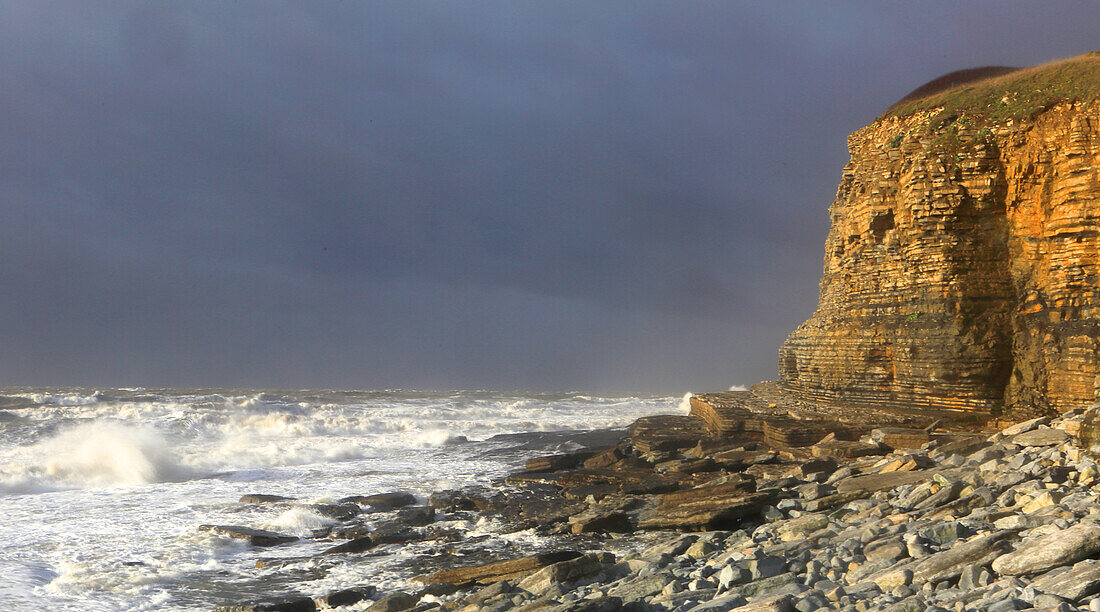 Kalksteinklippen an der Dunraven Bay, Southerndown, Glamorgan Heritage Coast, Südwales, Vereinigtes Königreich, Europa