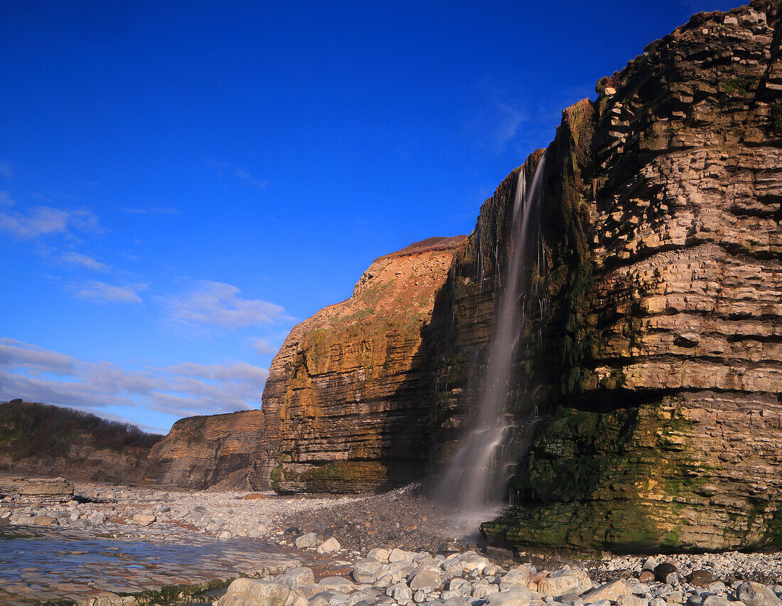 Wasserfall am Cwm Bach, Traeth Bach Beach, nahe Southerndown, Glamorgan Heritage Coast, Südwales, Vereinigtes Königreich, Europa