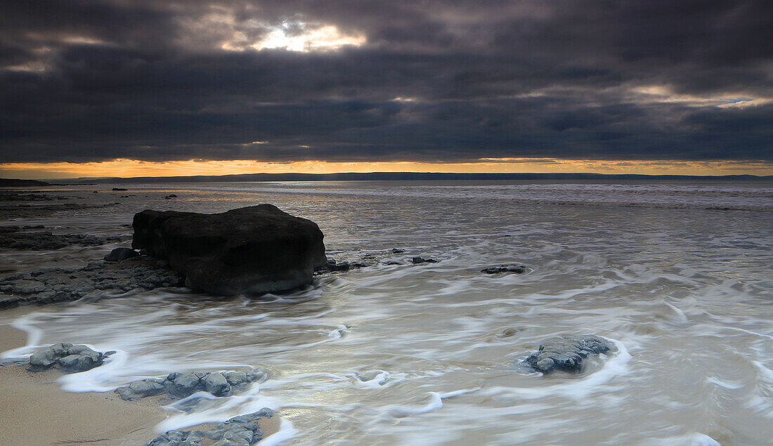 Der Bristol-Kanal von Traeth Bach, nahe Southerndown, Glamorgan Heritage Coast, Südwales, Vereinigtes Königreich, Europa