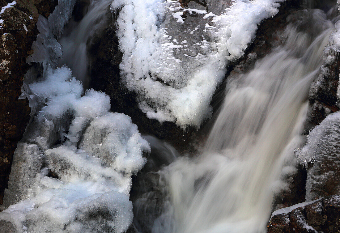 Ice detail, River Coupall, near Glencoe, Highland, Schottland, Vereinigtes Königreich, Europa