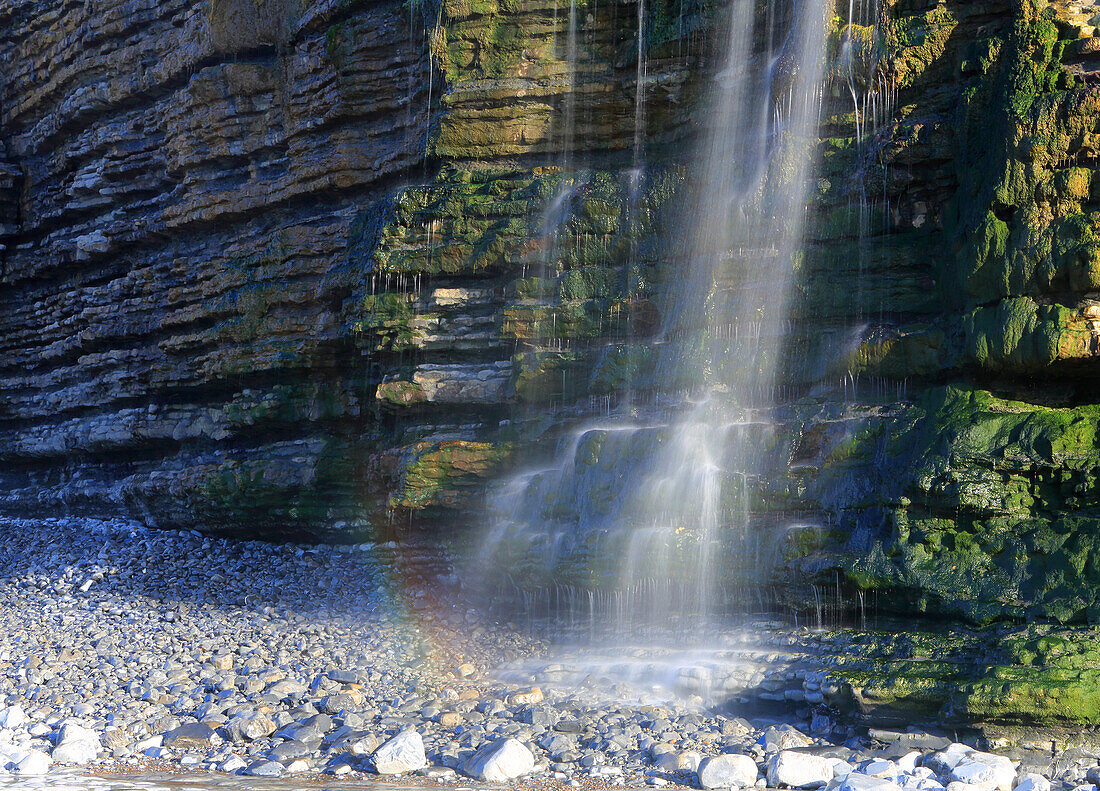 Wasserfall am Cwm Bach, Traeth Bach Beach, nahe Southerndown, Glamorgan Heritage Coast, Südwales, Vereinigtes Königreich, Europa